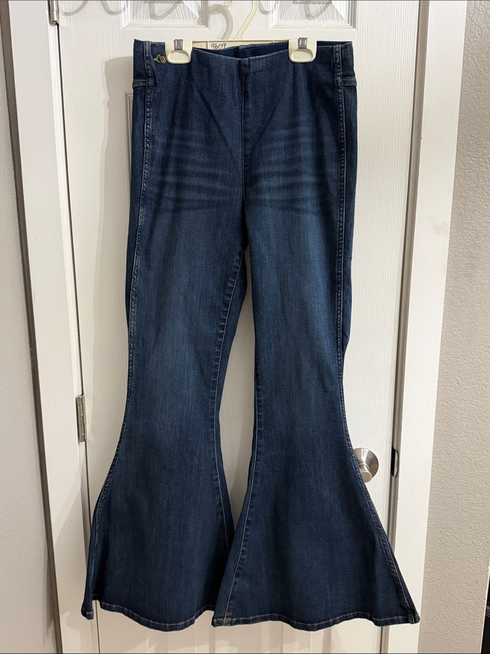 Lainey Wilson Wrangler pull on Dark Blue Flared Women’s Jeans 28X32